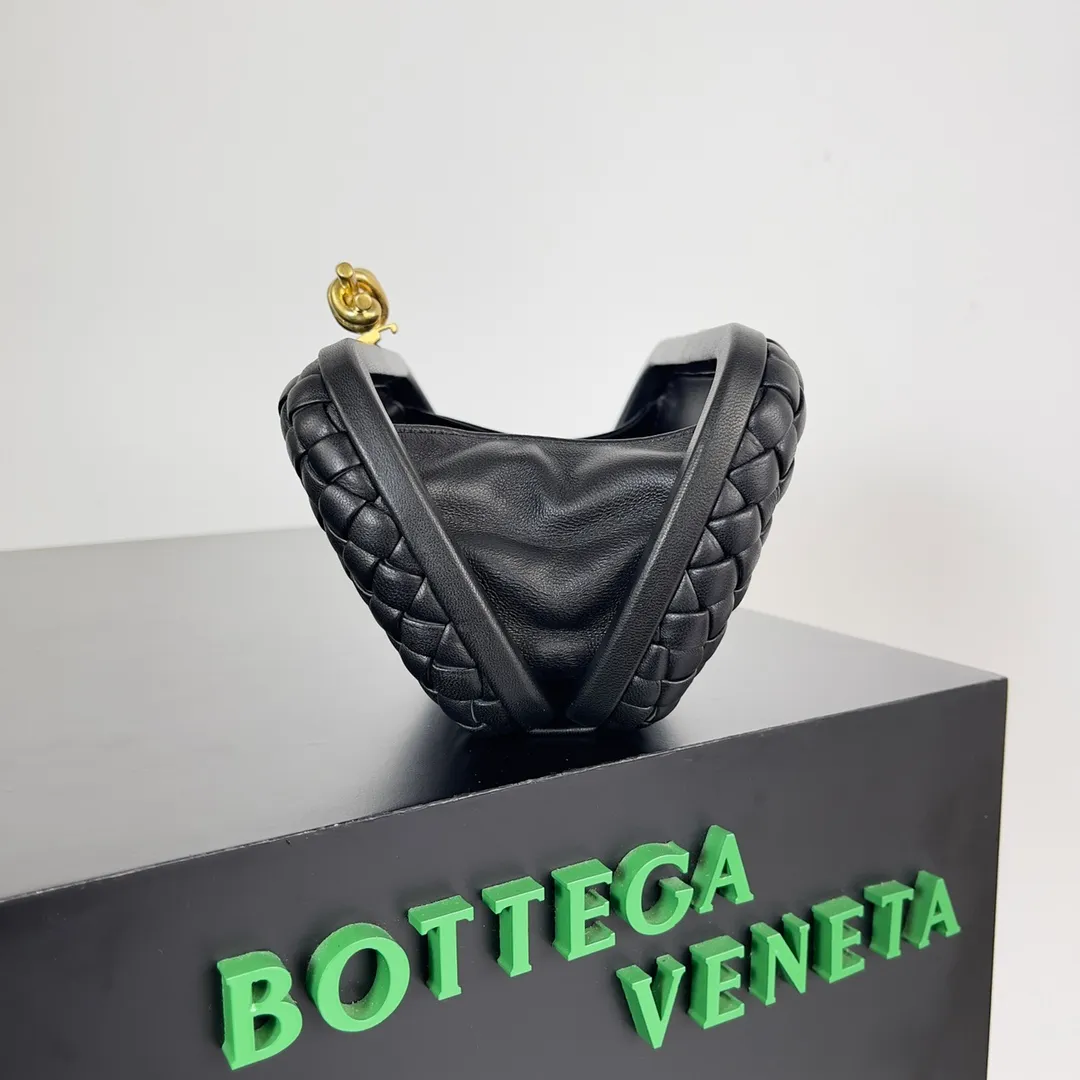 Batch 1860 BV Knot | The classic return of the evening bag. Original leather ➕ Stainless steel hardware ➕ 24k real gold plating ➕ Fully handmade. Those who know the history of our brand should have heard that the knot is a story of Bottega Veneta, and it is also one of the more important design elements. Matthieu Blazy's work this season sublimates Knot's classics, with a new knot design and a woven shoulder strap, plus Fouland Intreccio's weaving technology, adding some fashion to the retro and nostalgic feel of the past. Style number: 717622 Size: 20.5*6*12.5